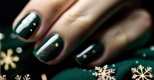 Delikatne świąteczne paznokcie: subtelny blask na Twoje dłonie